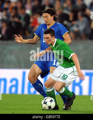 Der nordirische Corry Evans (rechts) im Einsatz mit dem italienischen Riccardo Montolivo während der Internationalen Freundschaftstadionin der Arena Garibaldi, Pisa, Italien. Stockfoto