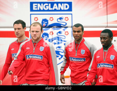 Englands (von links nach rechts) Wayne Bridge, Wayne Rooney, Ashley Cole und Shaun Wright Phillips kommen zu einem Training in London Colney, Hertfordshire. Stockfoto