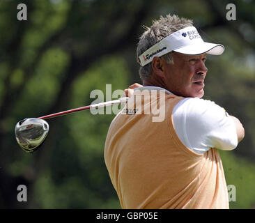 Darren Clarke aus Nordirland schlägt das 3. Loch während der 1. Runde der BMW PGA Championship im Wentworth Golf Club, Surrey. Stockfoto