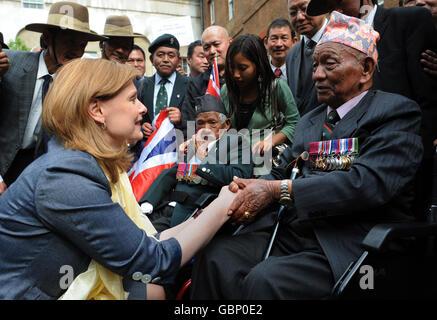 Die Frau des Premierministers Sarah Brown trifft Gurkhas einschließlich Tul Bahadur Pun V.C. heute im Garten der Downing Street, nachdem angekündigt wurde, dass die nepalesischen Soldaten volle Aufenthaltsrechte in Großbritannien erhalten würden. Stockfoto