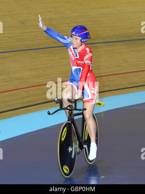 Die britische Sarah Story feiert den Gewinn des 500-M-Zeitfahrens LC1, LC2 und CP4 während der BT-Paralympischen Weltmeisterschaft in Manchester. Stockfoto