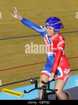 Die britische Sarah Story feiert den Gewinn des 500-M-Zeitfahrens LC1, LC2 und CP4 während des BT Paralympic World Cup in Manchester. Stockfoto