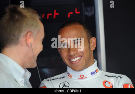 McLaren Mercedes Lewis Hamilton in den Boxen während eines Trainings auf dem Circuit de Monaco, Monte Carlo, Monaco. Stockfoto