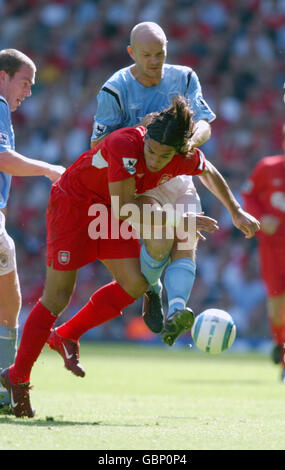 Fußball - FA Barclays Premiership - Liverpool / Manchester City. Liverpools Milan Baros stößt auf Danny Mills von Manchester City Stockfoto