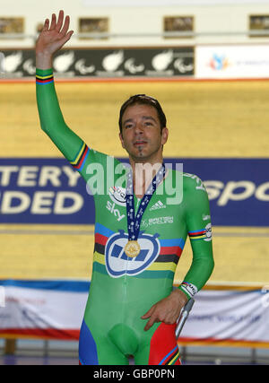 Der britische Darren Kenny mit seiner Goldmedaille für das 3 KM lange Rennen LC3, LC4, CP3/CP4 während des BT Paralympic World Cup in Manchester. Stockfoto