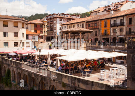 Blick auf den Hauptplatz in der spanischen Stadt Potes in Pico de Europa-Nordspanien Stockfoto