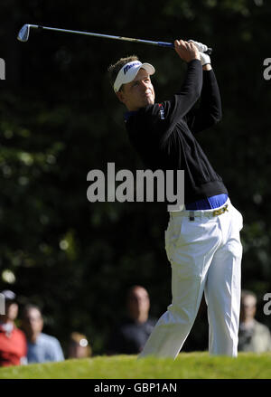 Golf - BMW PGA Championship 2009 - Tag zwei - Wentworth Golf Club. Der englische Luke Donald schlägt während der Runde 2 der BMW PGA Championship im Wentworth Golf Club, Surrey, das 2. Loch ab. Stockfoto