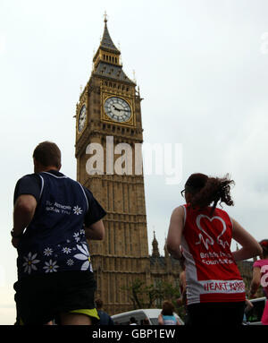 Teilnehmer während des Bupa London 10,000-Laufs in London im Einsatz. Stockfoto