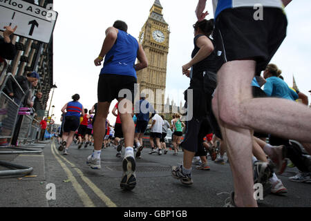 Teilnehmer während des Bupa London 10,000-Laufs in London im Einsatz. Stockfoto