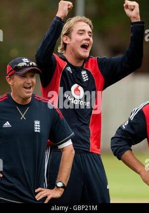 Der englische Stuart Broad (rechts) mit Teamdirektor Andy Flower während einer Nets-Session in Edgbaston, Birmingham. Stockfoto