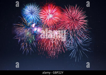 Tolle Feier funkelndes Feuerwerk über Sternenhimmel.  Unabhängigkeitstag, Neujahr Urlaub Gruß. 4. Juli schönes Feuer Stockfoto