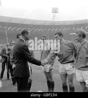 HRH der Duke of Edinburgh (l) schüttelt sich die Hände gegen Bill Foulkes von Manchester United (zweite R), als United Kapitän Noel Cantwell (l, versteckt) sein Team vor dem Spiel präsentiert. Im Blick stehen Denis Law (r) und David Herd (dritte r) von United. Stockfoto