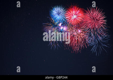 Schöne Feier Feuerwerk über dem Sternenhimmel, Textfreiraum.  Unabhängigkeitstag, Neujahr Urlaub Gruß. 4. Juli schön Stockfoto