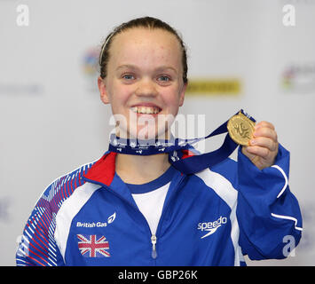 Paralympics - BT Paralympic World Cup - Tag sechs - Manchester. Die britische Eleanor Simmonds mit ihrer Goldmedaille aus der 100-M-Freestyle während der BT Paralympic World Cup, Manchester. Stockfoto