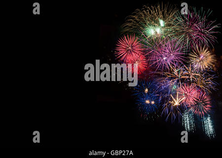 Feier funkelndes Feuerwerk, Textfreiraum. Independence Day, 4. Juli Urlaub Gruß. Neue Jahr schöne Feier firew Stockfoto