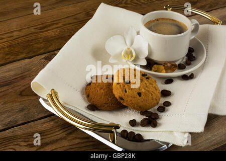 Romantische Kaffeetasse serviert mit weiße Orchidee. Tasse Kaffee am Morgen. Tasse starken Kaffee auf dem Serviertablett. Stockfoto