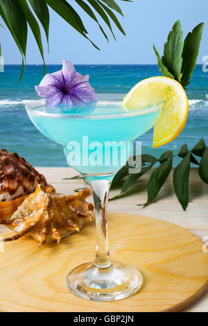 Blue Hawaiian Cocktail am tropischen Strand. Geeiste blau cosmopolitan Cocktail. Blue Lagoon Margarita Martini cocktail. Sommer Stockfoto