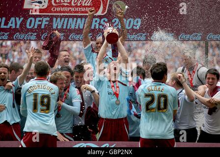 Steven Caldwell (Mitte) von Burnley feiert mit der Trophäe und seiner Trophäe Teamkollegen nach der Beförderung in die Premier League Stockfoto