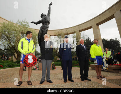 Band of Brothers Battlefield Bike Ride-Radfahrer, (links) Jan King und Richard Hicks, (rechts) auf der US-Gedenkstätte Cemetary und WW11 am Omaha Beach in Nordfrankreich während einer Gedenkkranzniederlegung heute Nachmittag. Begleitet werden sie von den Omaha D-Day Veteranen Ernest, 'Joe' Pallent (2. Links) und George 'Jimmy' Green (2. Rechts) sowie Colonel Mark Horn, US-amerikanischer Militärvertreter von SHAPE. Stockfoto