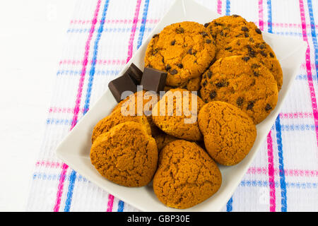 Herzförmige Haferkekse und Schokoladenkekse. Frühstück mit hausgemachten Cookies. Valentinstag oder Mütter Tag süßes Gebäck. Stockfoto