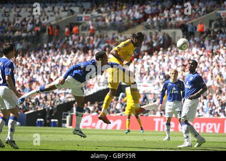 Fußball - FA Cup - Finale - Chelsea gegen Everton - Wembley Stadium. Chelseas Didier Drogba (Mitte) erzielt das erste Tor des Spiels von seiner Seite Stockfoto