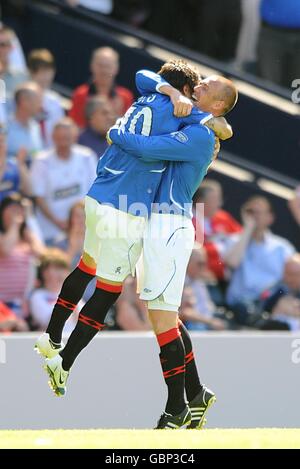 Fußball - The Homecoming Scottish Cup - Finale - Rangers gegen Falkirk - Hampden Park. Nacho Novo der Rangers (links) feiert mit Teamkollege Kenny Miller, nachdem er das erste Tor des Spiels erzielt hat Stockfoto