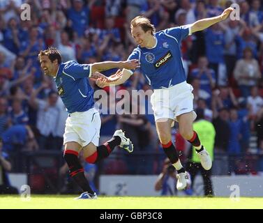 Nacho Novo der Rangers (links) feiert mit Teamkollege Sasa Papac (rechts) das Tor zum Auftakt. Stockfoto