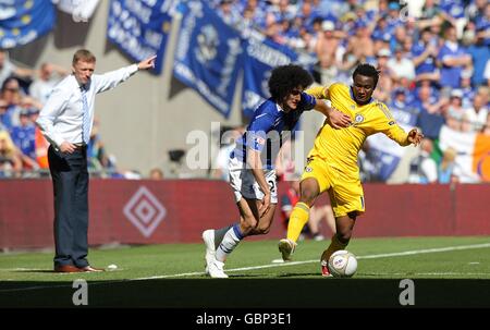 Chelsea's Jon Obi Mikel (rechts) und Everton's Marouane Fellaini (Mitte) Kampf um den Ball als Everton-Manager David Moyes (links) Gesten auf der Touchline Stockfoto