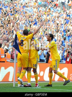 Fußball - FA Cup - Finale - Chelsea gegen Everton - Wembley Stadium. Chelsea's Frank Lampard (links) feiert das zweite Tor des Spiels mit seinen Teamkollegen Stockfoto