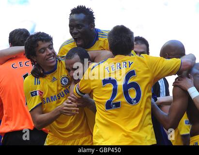 Chelseas Franco Di Santo (links), John Obi Mikel (oben), Alex (unten) und John Terry (rechts) feiern nach dem letzten Pfiff Stockfoto