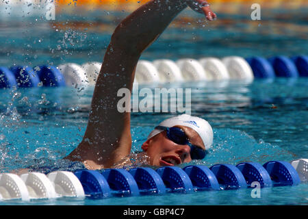 Moderner Fünfkampf - Olympische Spiele 2004 in Athen - Frauen - Schwimmen. Die britische Georgina Harland praciert vor ihrem Rennen Stockfoto