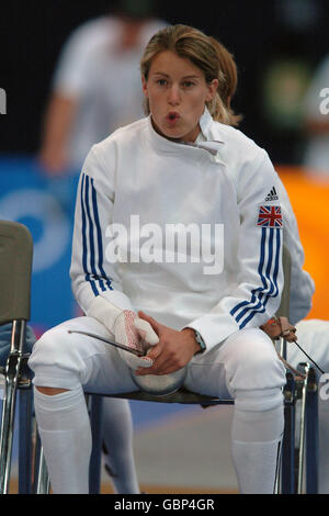 Moderner Fünfkampf - Olympische Spiele 2004 in Athen - Frauen - Fechten. Die britische Georgina Harland nimmt eine Verschnaufpause ein Stockfoto