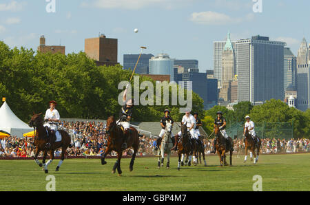 Die Innenstadt von Manhattan bildet den Hintergrund, als Prinz Harry im Veuve Clicquot Manhattan Polo Classic in New York spielt, das zur Spendenaktion für seine Sentebale-Kinderhilfsorganisation in Lesotho veranstaltet wird. Stockfoto