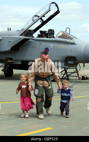 Britische Truppen nach Hause zurückkehren. Stockfoto