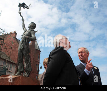 Der Duke of Rothesay (rechts), auch bekannt als Prince of Wales, besucht die Dunbar High Street mit Gordon Easingwood von der lokalen Geschichtsgesellschaft und sieht nach dem Besuch des John Muir Trust eine Statue von John Muir. Stockfoto