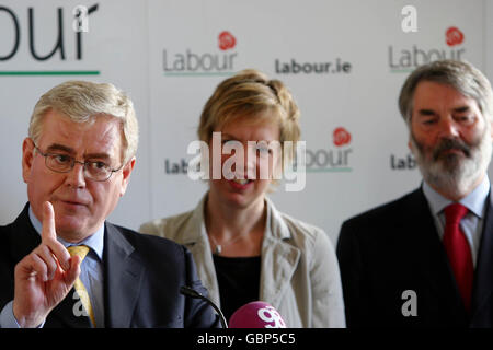 Der Gewerkschaftsführer Eamon Gilmore (links) und Parteikollegen halten im Merrion Hotel Dublin vor den Kommunale- und Europawahlen am Freitag eine letzte Pressekonferenz ab. Stockfoto