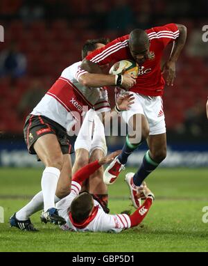Ugo Monye von britischen und irischen Löwen versucht, durchzubrechen Die Verteidigung der Goldenen Löwen Stockfoto