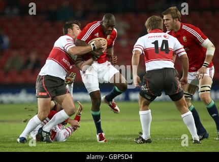 Rugby Union - Tour Match - Golden Lions gegen britische und irische Löwen - Coca-Cola Park. Ugo Monye von britischen und irischen Löwen versucht, die Verteidigung der Goldenen Löwen zu durchbrechen Stockfoto