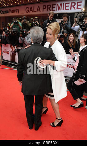 Dustin Hoffman und Emma Thompson treffen bei der Premiere von Last Chance Harvey im Odeon West End in London ein. Stockfoto