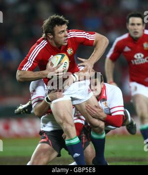 Rugby Union - Tour Match - Golden Lions gegen britische und irische Löwen - Coca-Cola Park. Tommy Bowe von British und Irish Lions wird von Jannie Boshoff von The Golden Lions angegangen (rechts) Stockfoto