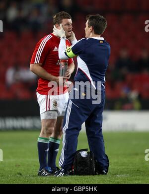 Rugby Union - Tour Match - Golden Lions gegen britische und irische Löwen - Coca-Cola Park. Brian O'Driscoll von British und Irish Lions wird wegen einer Verletzung behandelt Stockfoto