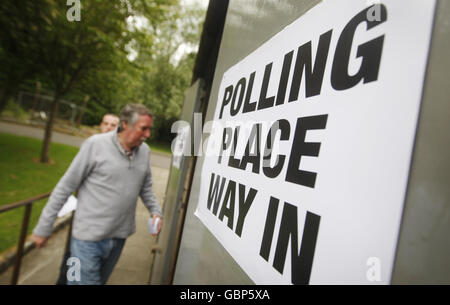 Ein Mann kommt in der Broomhouse Community Hall in Glasgow an, um bei den Europawahlen zu stimmen. Stockfoto