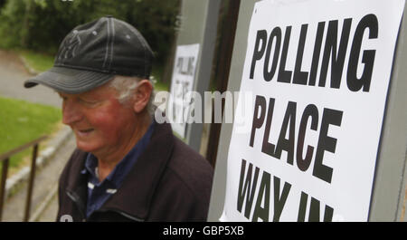 Ein Mann verlässt die Broomhouse Community Hall in Glasgow, um bei den Europawahlen zu stimmen. Stockfoto