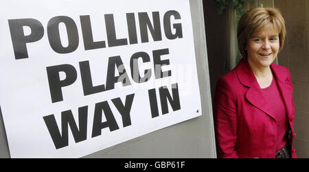 Die stellvertretende erste Ministerin Nicola Sturgeon nach der Europawahl in der Broomhouse Community Hall in Glasgow. Stockfoto