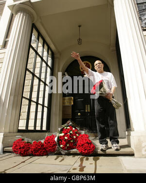 Ein Unterstützer legt Blumen auf die Stufen der chinesischen Botschaft im Zentrum von London, um den 20. Jahrestag der blutigen Niederschlagung von pro-demokratischen Aktivisten durch die chinesische Regierung zu begehen. Stockfoto