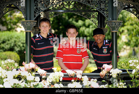 Wales' Chris Gunter (links), Joe Allen und Robert Earnshaw (rechts) posieren für die Medien nach einer Pressekonferenz im Hyatt Park Hotel in Baku, Aserbaidschan. Stockfoto