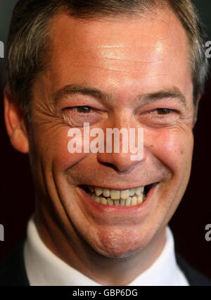 Nigel Farage, Vorsitzender der United Kingdom Independence Party (UKIP), bei den Europawahlen im Südosten im Saint Mary's Stadium, Southampton. Stockfoto