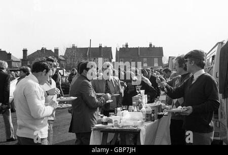 Picknicker in Twickenham vor dem Spiel zwischen England und Schottland Stockfoto