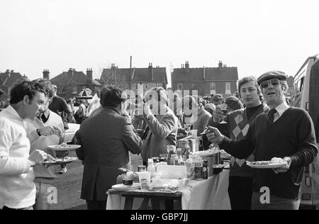 Picknicker in Twickenham vor dem Spiel zwischen England und Schottland Stockfoto