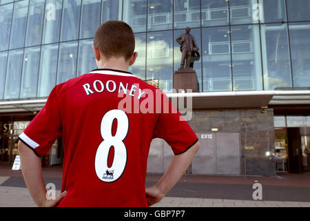 Fußball - FA Barclays Premiership - Manchester United - Wayne Rooney bei der Unterzeichnung. Ein Wayne Rooney Fan vor Old Trafford Stockfoto